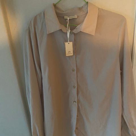 Beige damebluse i merket KARACA selges kr 300,-