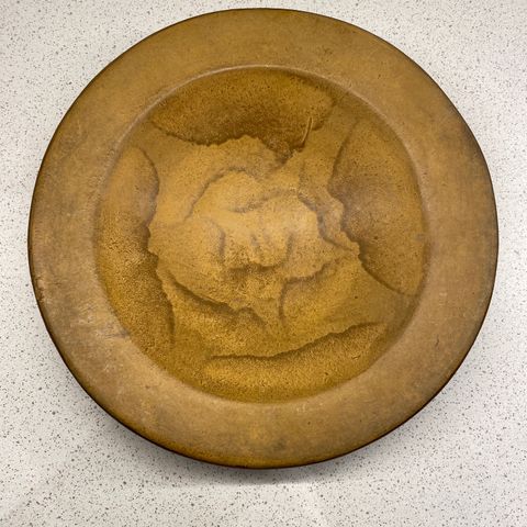 Keramikkfat i okergult med gullkant - ca 30 cm i diameter