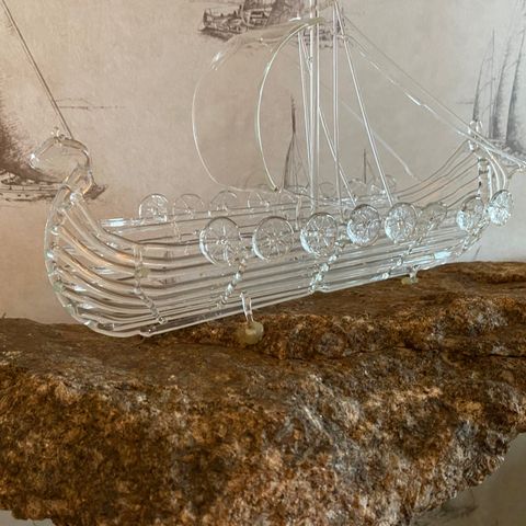 Vikingskip i glass på stein