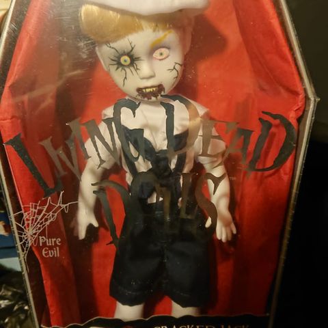 Living dead doll- cracked jack