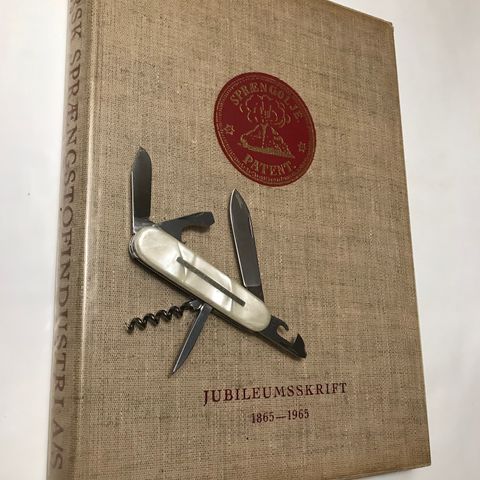 Norsk Sprængstofindustri A/S Oslo 100 år 1965 bok + lommekniv (Victorinox)