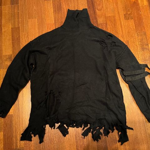 Fet sort frynse genser fra C2H4 med lomme på armen - Denne blir lagt merke til!