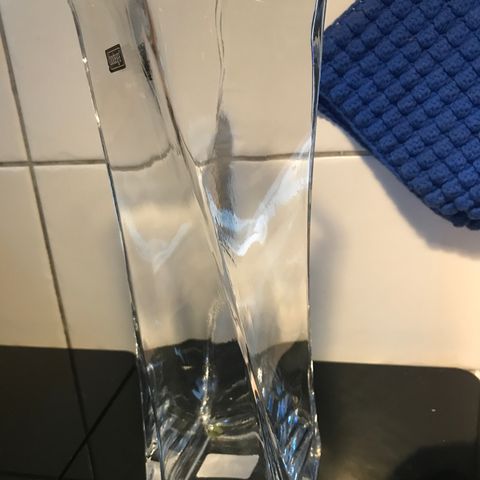 Stor, glass blomstervase fra Bodega selges