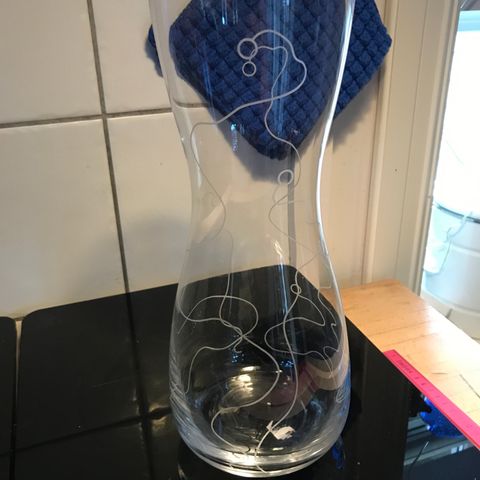 Stor, glass blomstervase med dekorstriper selges