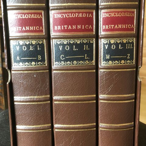 First Edition Encyclopedia Britannica i brun skinninnbinding (replika)