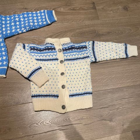 Hjemmestrikket cardigan/ genser i ull