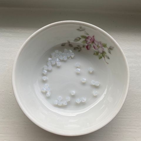 Små hvite/gjennomsiktige perler
