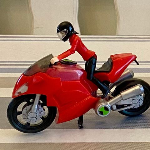 Ben 10 Elena Validus på motorsykkel