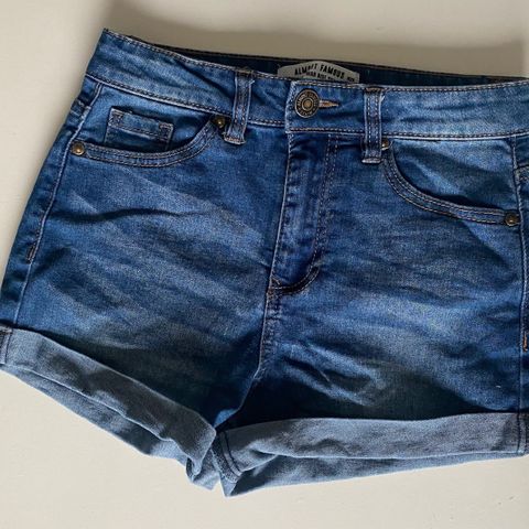 Dongeri shorts str. 34.