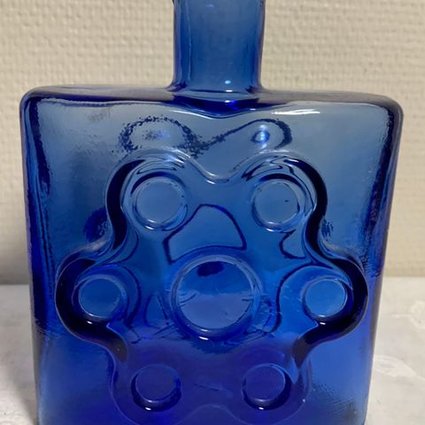 Flott blå finsk kunstglass vase , designet av Erkkitapio Siiroinen, Paukkurauta