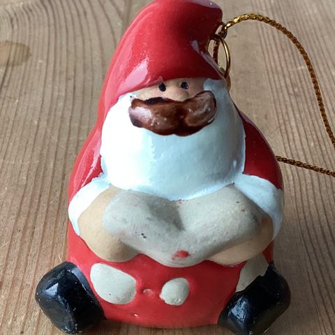 JULEPYNT- 1 liten rund NY nisse i steingods. H.5 cm, B.4 cm, T. 4 cm.