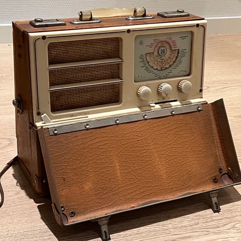 Retro radio David Andersen type 531 i fin stand