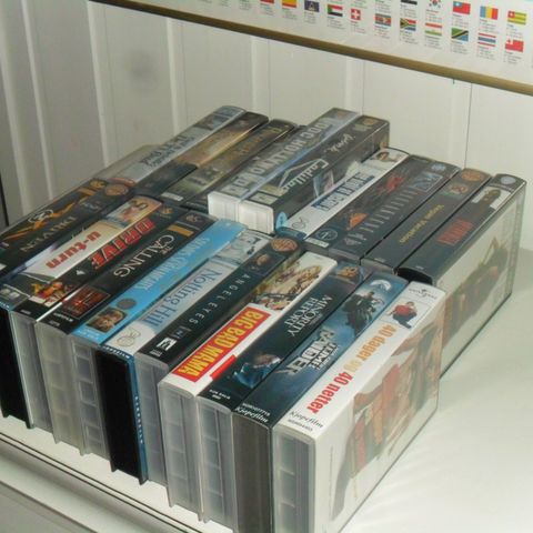 VHS-FILMER   Diverse titler (18) se liste - både nye/forseglet og brukte