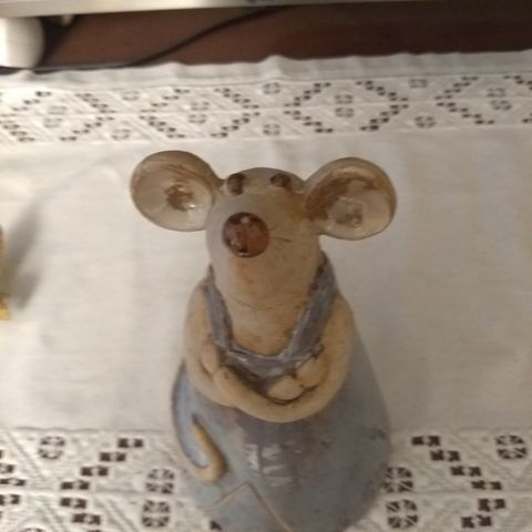 Morsom mus i keramikk- fin på hytta