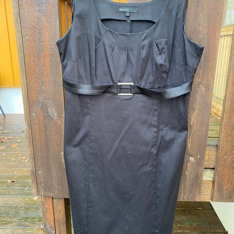 Selskaps kjole fra KappAhl i svart farge med fine detaljer