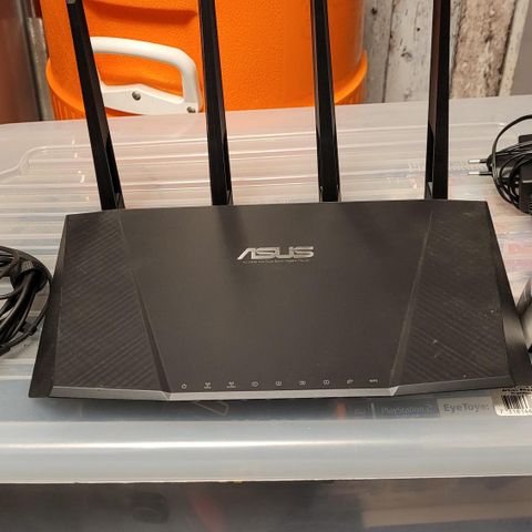 Kraftig Asus 2xwifi/eternet router, 2,4 og 5ghz wifi.