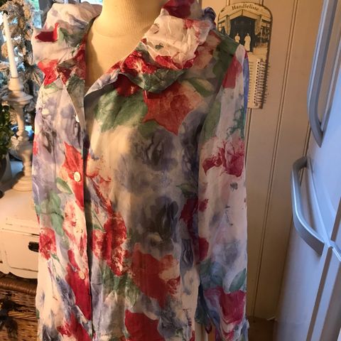 EN «ONE OFF I KIND BLUSE»BLOMSTRET, str.38