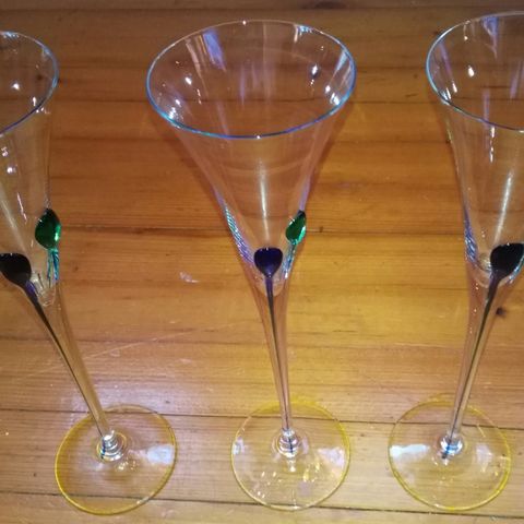 3 flotte høye elegante glass med fin dekor i blått og grønt. Ubrukte.