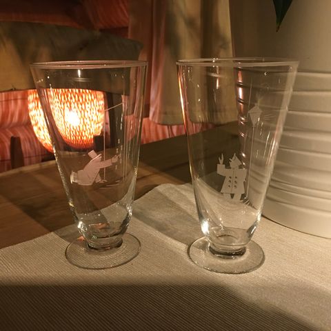 Flotte glass ca 100 år gamle med forskjellige motiv