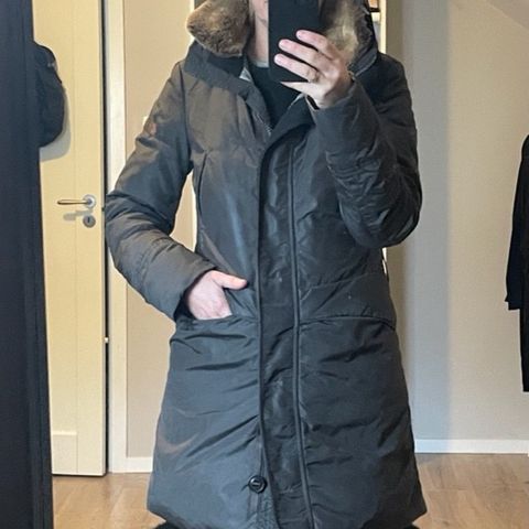 En mengde merkevare ytter jakker  og parkas selges fra kr 500,-