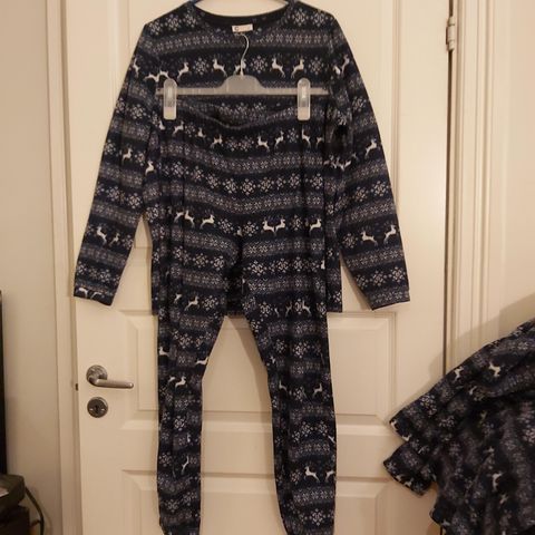 2 sett. Mørkeblå varme pyjamas med julemotiv. Julemønster. CUBUS.