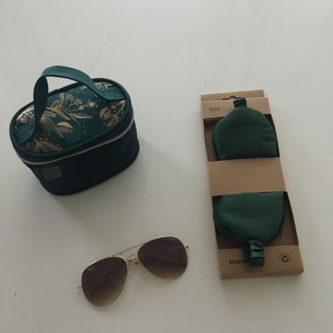 Ray ban solbriller 150kr, sovemaske 200kr ny, sminke veske grønn 150kr