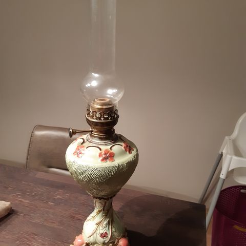 Flott antikk Majolika parafinlampe fra ca 1900 tallet , 65 cm høy,GI BUD