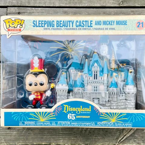 Funko Pop! Town: Sleeping Beauty Castle and Mickey Mouse | Disney (21)