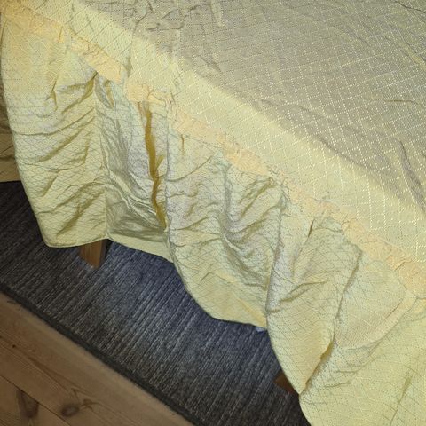 Retro gult vakkert sengeteppe/ sengetrekk / pyntetrekk