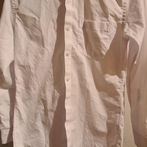 Hvit skjorte til salg.