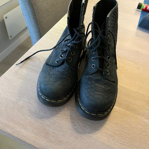 Dr Martens sko i matt sort med crocco struktur