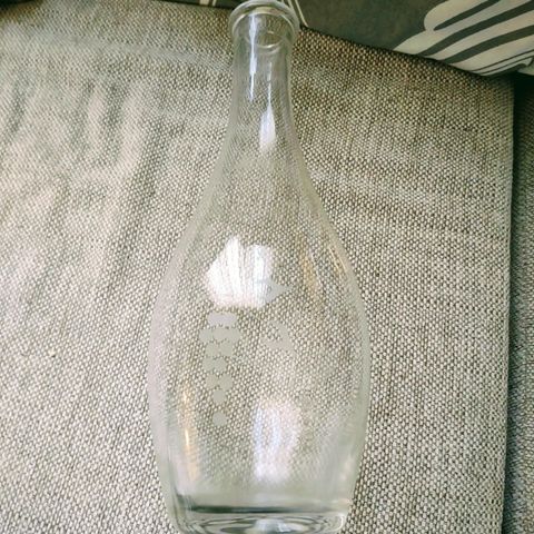 glass Vin karaffel med frostet drue Motiv..glass ca 30 cm høy.. NY