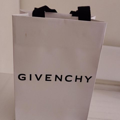 Givenchy pose