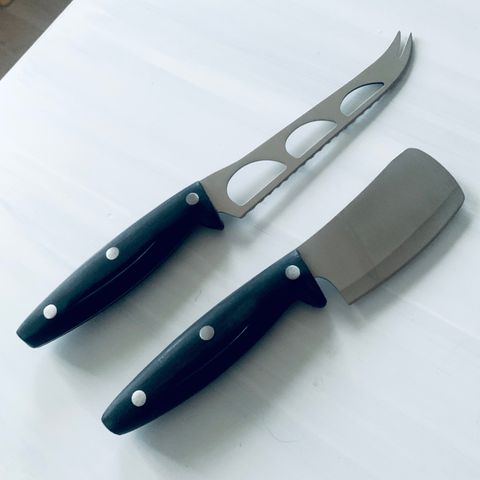 Nye kniver til ost  - en osteklyver og en kniv for myk ost