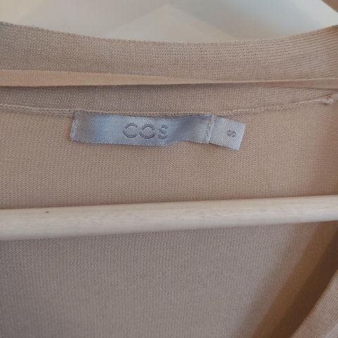 60% SILKE. COS. Beige - Brun Genser med knapper/ Cardigan.