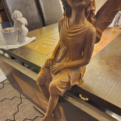 Skulptur av en sittende engel - Jern (støpt)