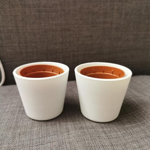 To små potter med potteskjulere