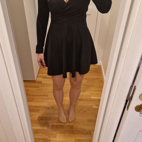 Ny sort kjole str s - passer nok både en 36 og en 38