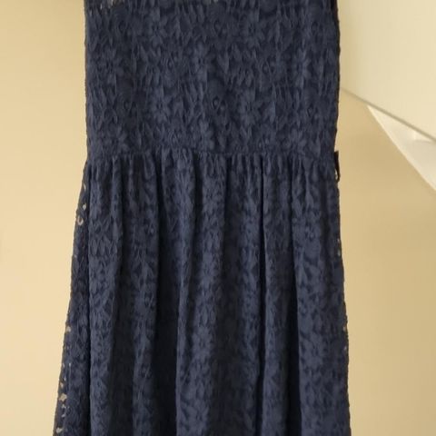 Fin kjole i stretcy mykt blondestoff i flott marineblå farge