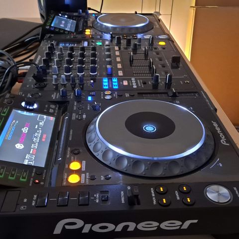 Komplett DJ-sett: Pioneer CDJ-2000 nexus og DJM 900 nexus, KRK VXT 4 høyttalere