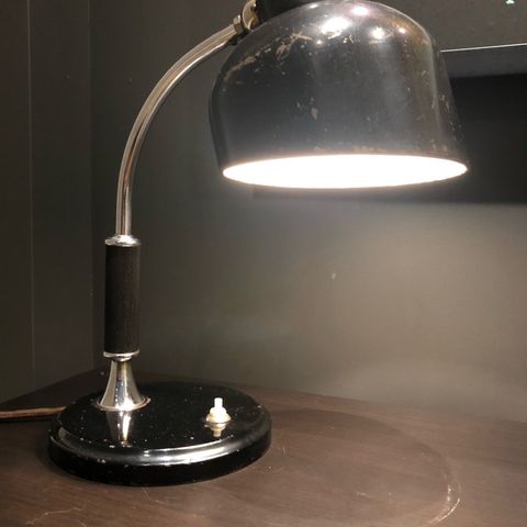 Escolux, Bauhaus-bordlampe fra 30-tallet selges !