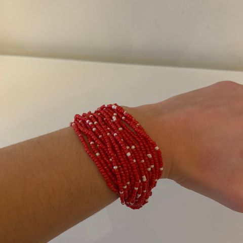 Armbånd med røde og hvite perler