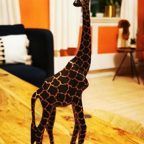 Håndmalt treskulptur av giraff fra Kenya