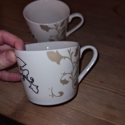 2 kaffekrus med dekor fra Royal Fine porcelain