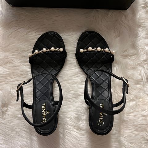 God pris! Lekre Chanel sko - sandaler