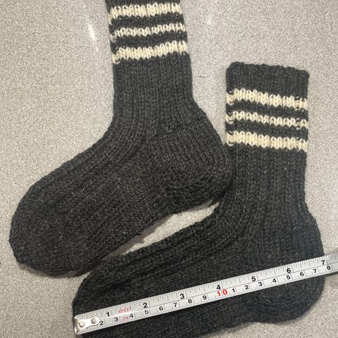 Ullsokker til barn grå og hvit. Fine sokker i ull.