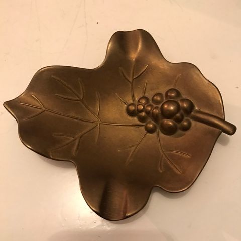 Nydelig skål i messing eller bronse med patina