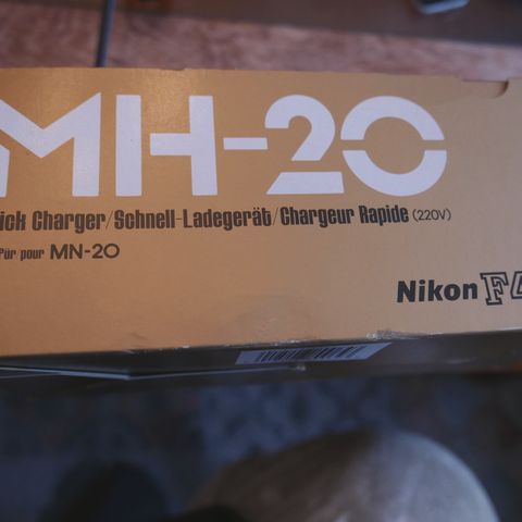 MH-20 lader til Nikon F4/F4s (MN-20), som ny i original emballasje