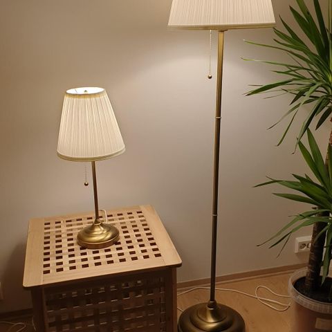 Sett med 4 stk med to gulvlampe og to bordlampe ÅRSTID, Ikea -  messing/hvit