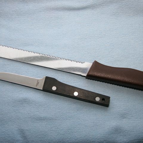 To retro kniver til kjøkkenet - brødkniv og grønnsakskniv